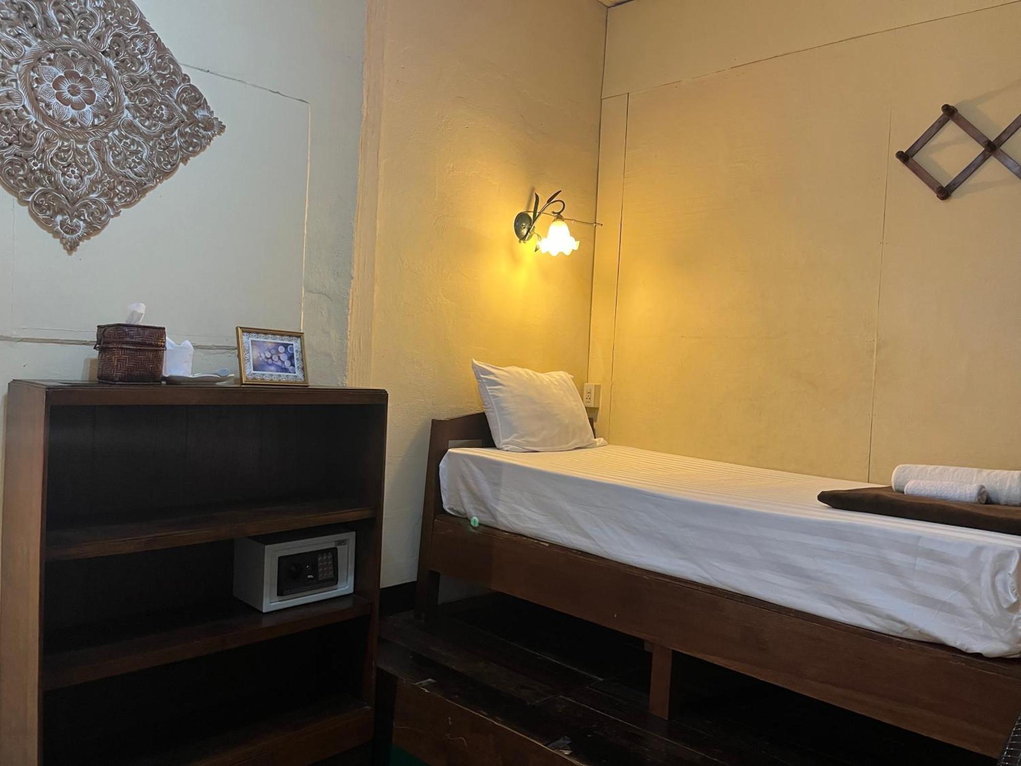 Tata Guesthouse Chiang Mai Exterior photo